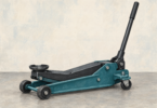 Illustration of an unloaded generic hydraulic floor jack on a flat surface.